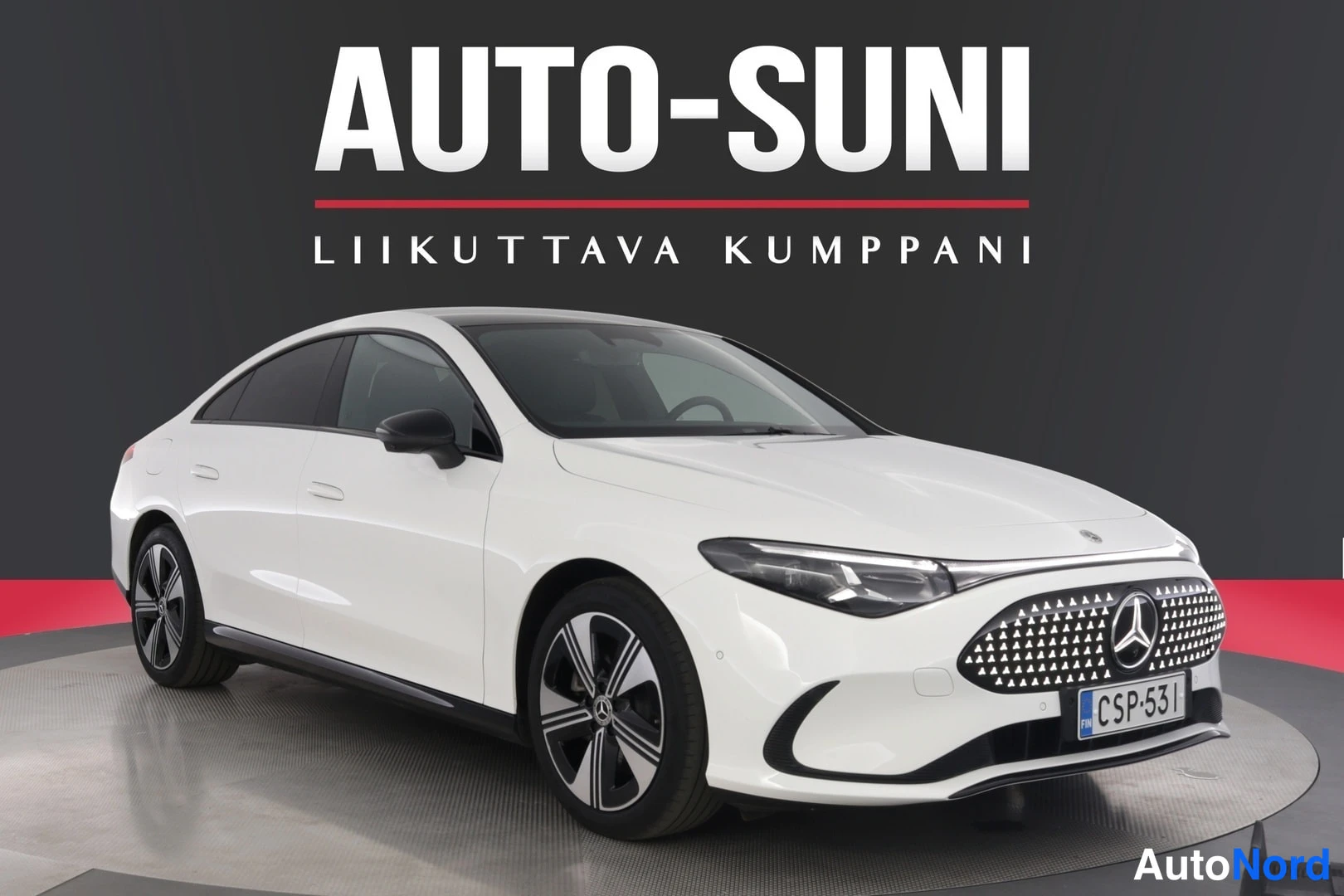 Etuviisto, nokka oikealle: Valkoinen Mercedes-Benz CLA -mallin kattovalot ja keulan etupyörä näkyvät kuvaajassa valkoinen auto kuvattuna kolmivartin edestä.