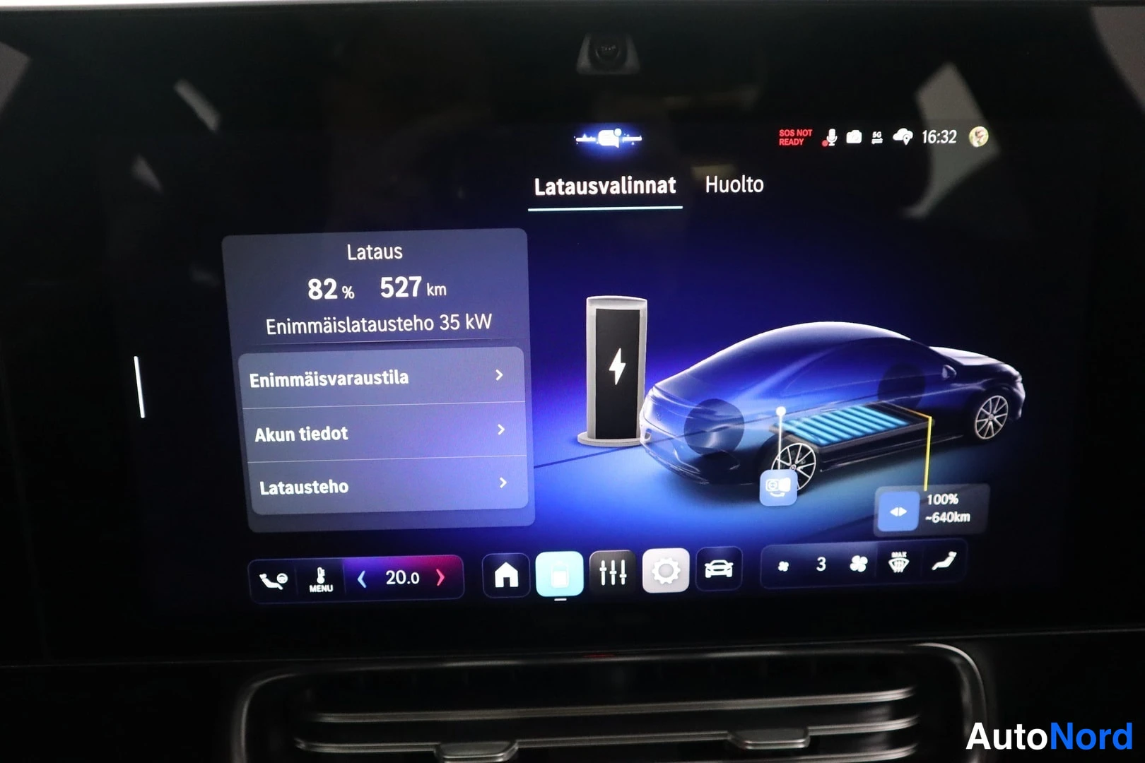 Muu: Auton keskinäyttö Latausvalinnat-näkymässä näyttää lataustason 82 %, toimintamatkan 527 km ja suurimman lataustehon 35 kW.