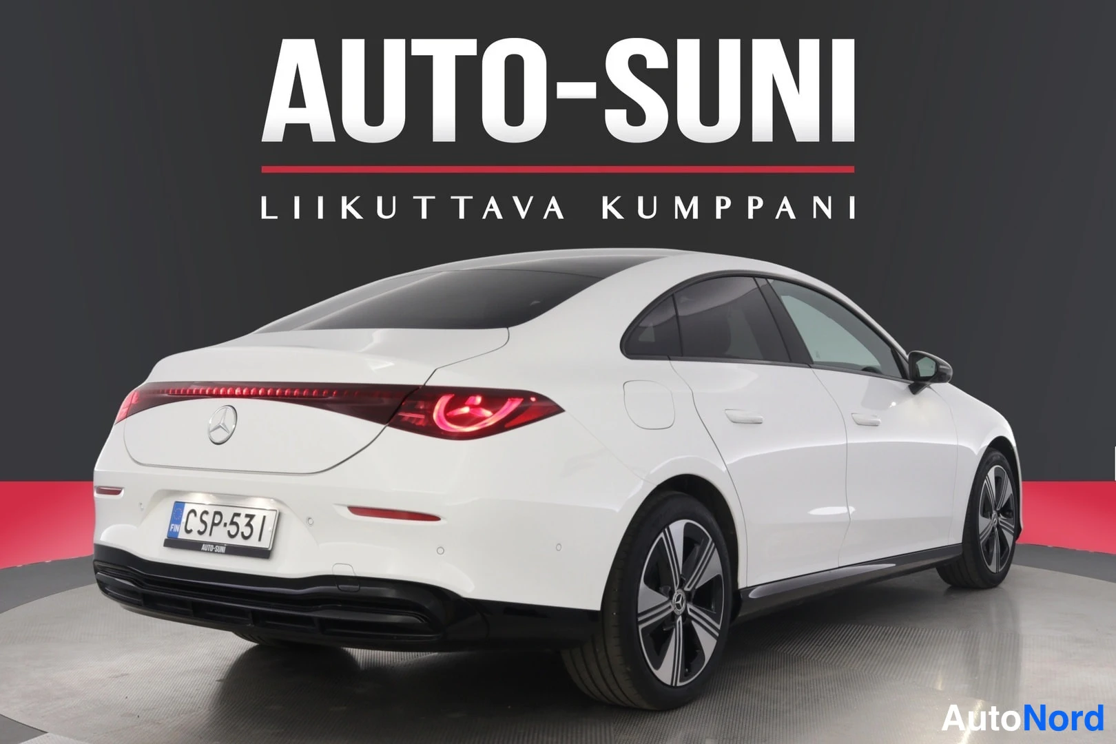 Takaviisto: Valkoinen Mercedes-Benz CLA kuvattuna takaa kolmivartin kulmasta, pällynä punainen takavalot ja rekisterikilpi.