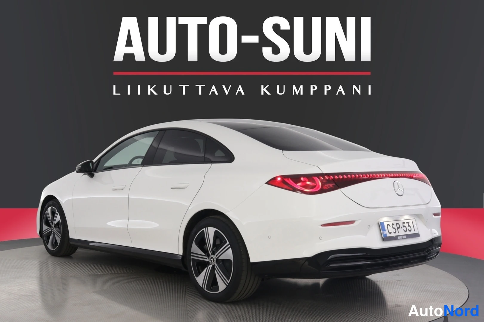 Takaviisto: Valkoinen Mercedes-Benz CLA kuvattuna takaa kolmivartin kulmasta, takavalo-osio ja rekisterikilpi näkyvät.