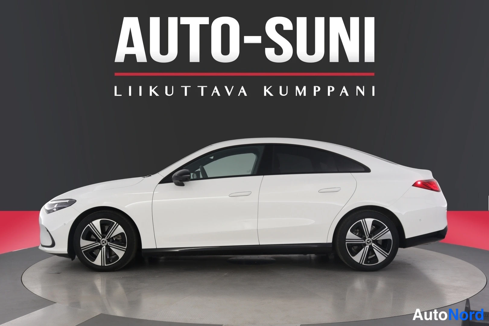 Sivulta: Mercedes-Benz CLA etuviistosta vasemmalta, valoisa farmari-/coupémauto studio­lavalla.