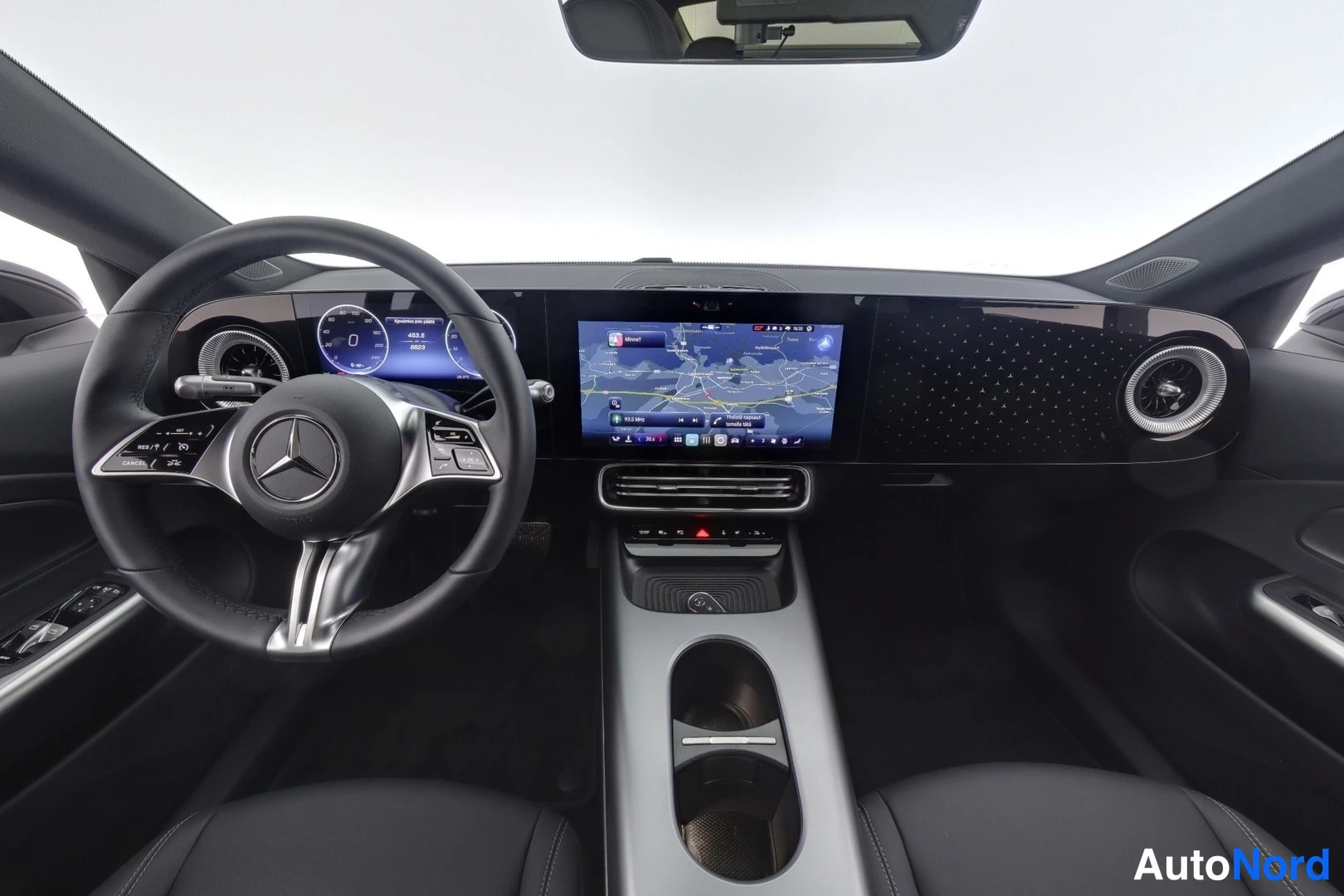 Muu: Ohjaamo edestä: Mercedes-ohjauspyörä, digitaalimittaristo ja laaja keskikonsolin näyttö navigointikartalla.