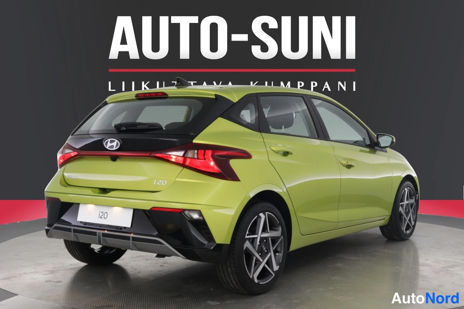 Takaviisto: Vihränkeltainen Hyundai i20 -viistotakaa takaa vasemmalta, takaosa ja kylki näkyvissä, i20-kyltti takapuskurissa.