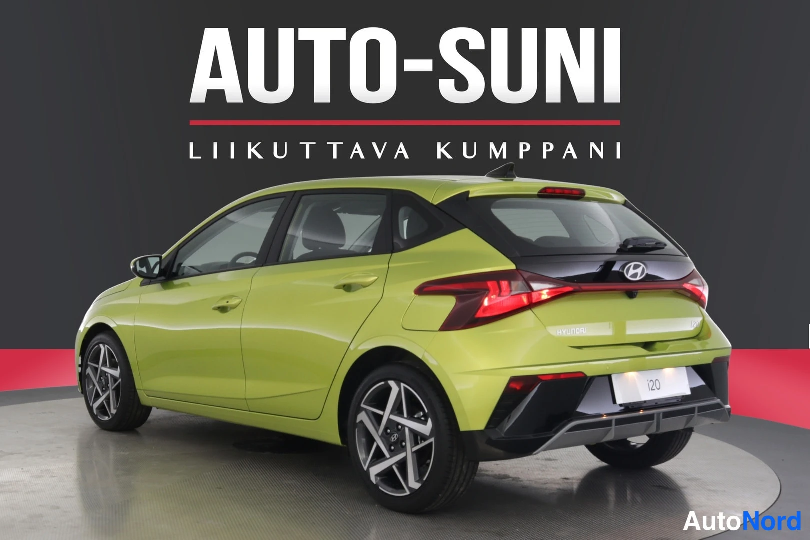 Takaviisto: Vihränkeltainen Hyundai i20 -viistotakaa takaa oikealta, takaosa ja kylki näkyvissä studiotaustaa vasten.