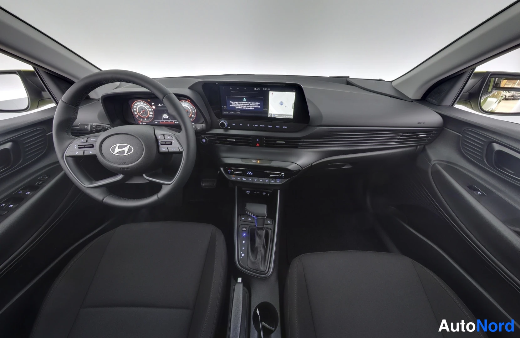 Muu: Musta ohjaamo näkyvissä: Hyundai-ohjauspyörä, digitaalinen mittaristo, kosketusnäyttö ja automaattivaihteen valitsin.