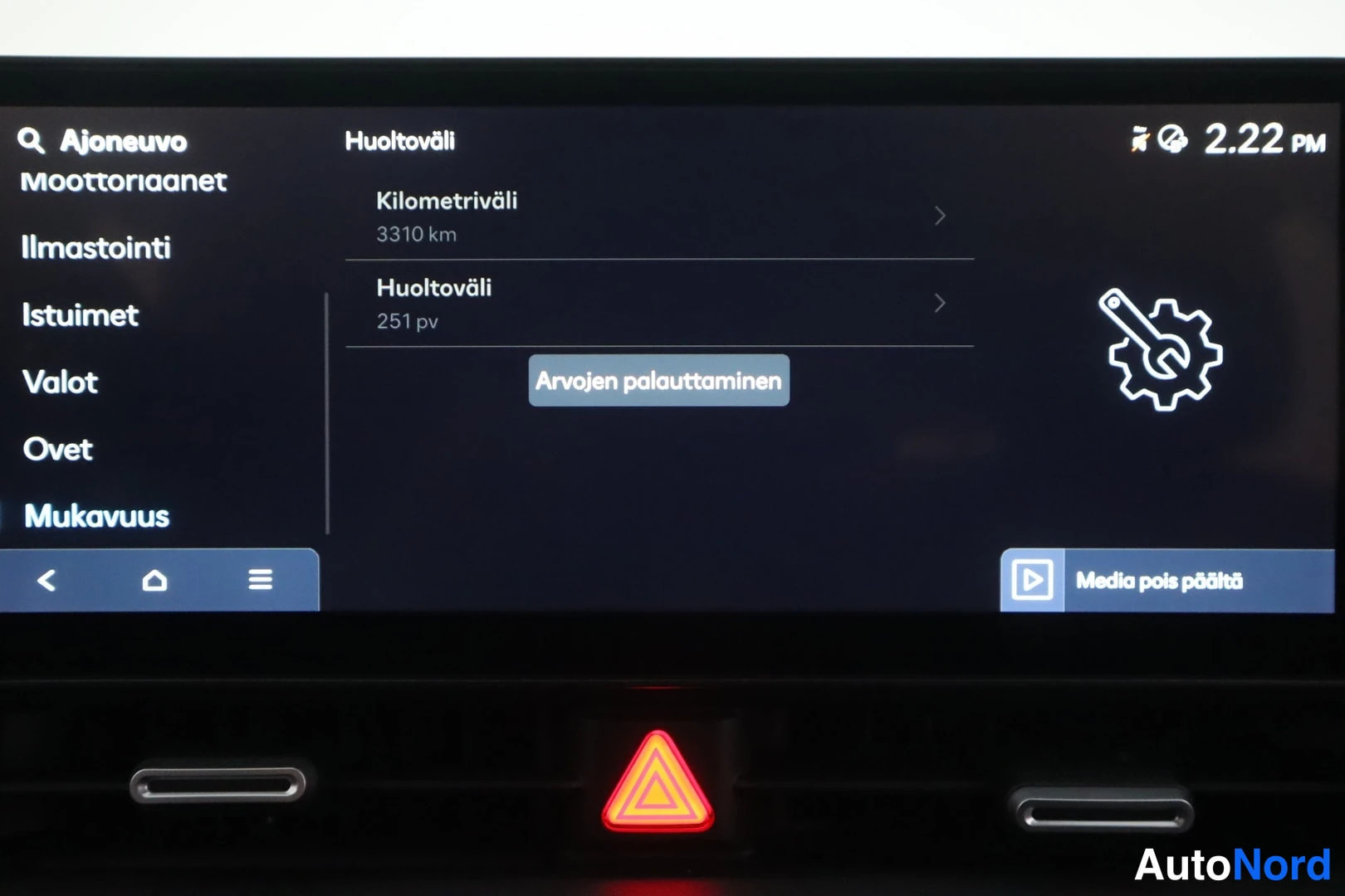 Yksityiskohta: Auton infotainment-näyttö huoltoväli-valikossa: kilometriväli 3310 km, huoltoväli 251 pv ja valikot kuten Ajoneuvo, Ilmastointi ja Istuimet.