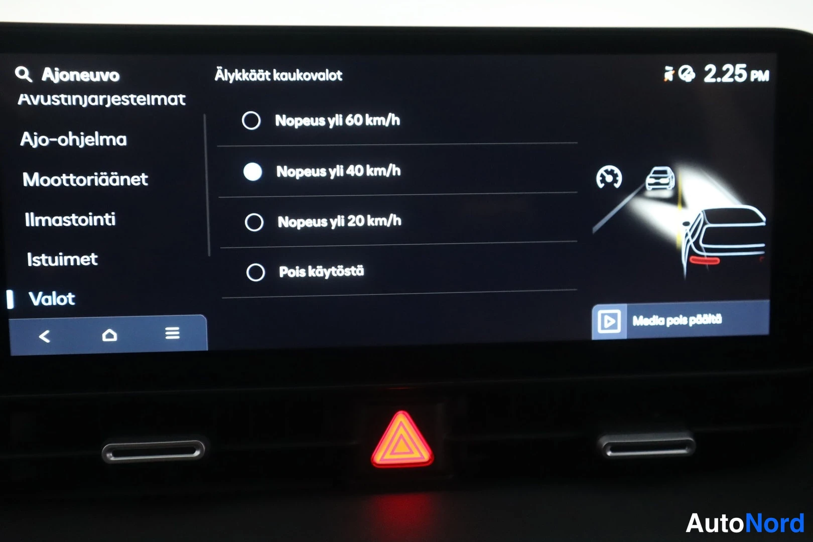 Yksityiskohta: Kojelaudan infotainment-näyttö, jossa avustajajärjestelmien älykkäiden kaukovalojen asetukset nopeusrajoilla.