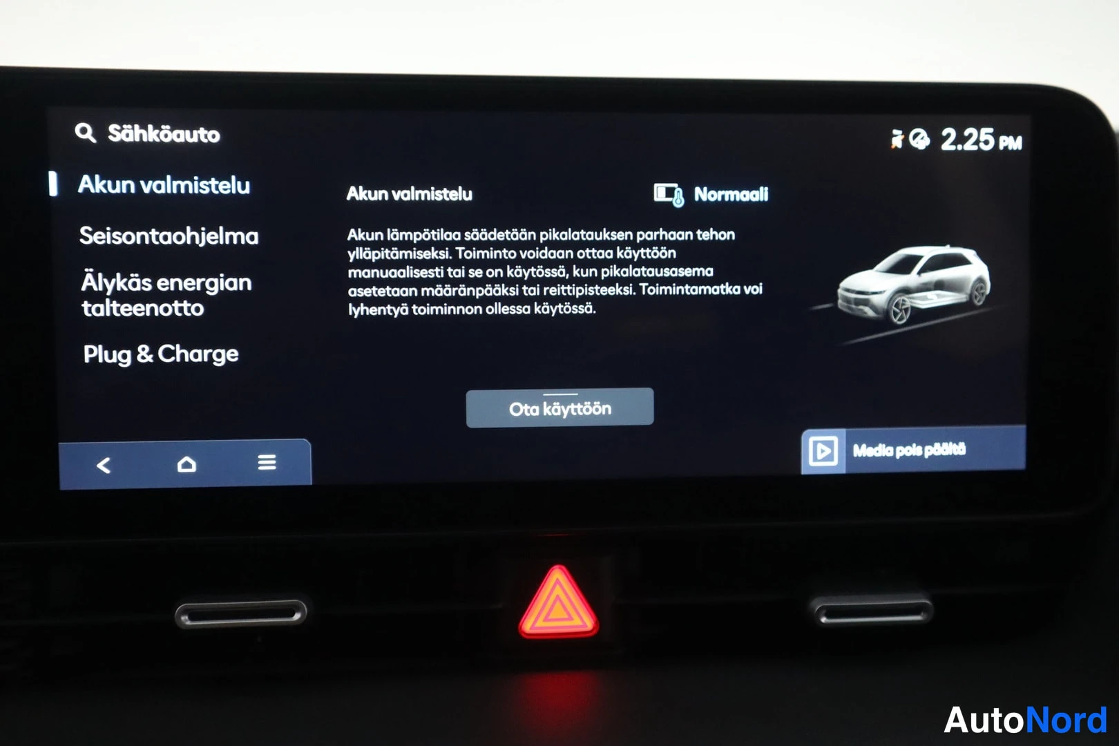 Yksityiskohta: Infotainment-näytön sähköauton akun valmistelu -asetussivu pikalatausta varten.