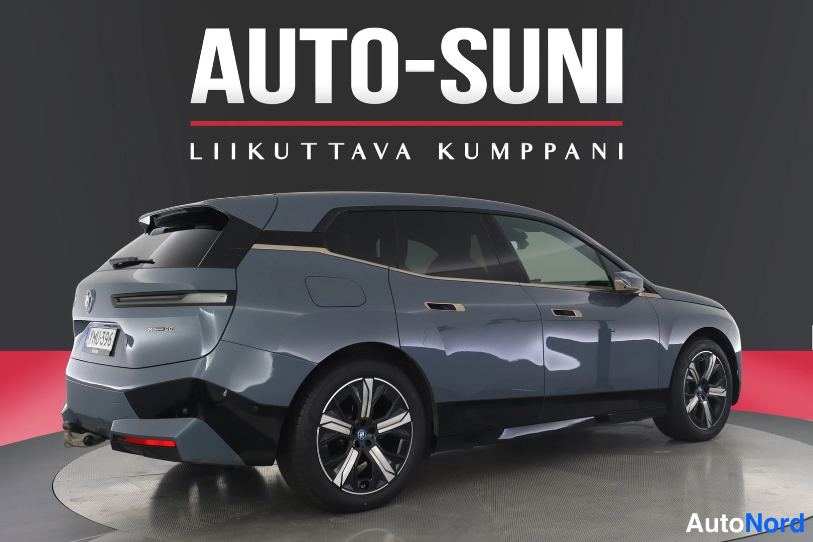 Takaviisto: BMW iX 2022 autoprojektiilissa, takavasemmalta kuvattuna