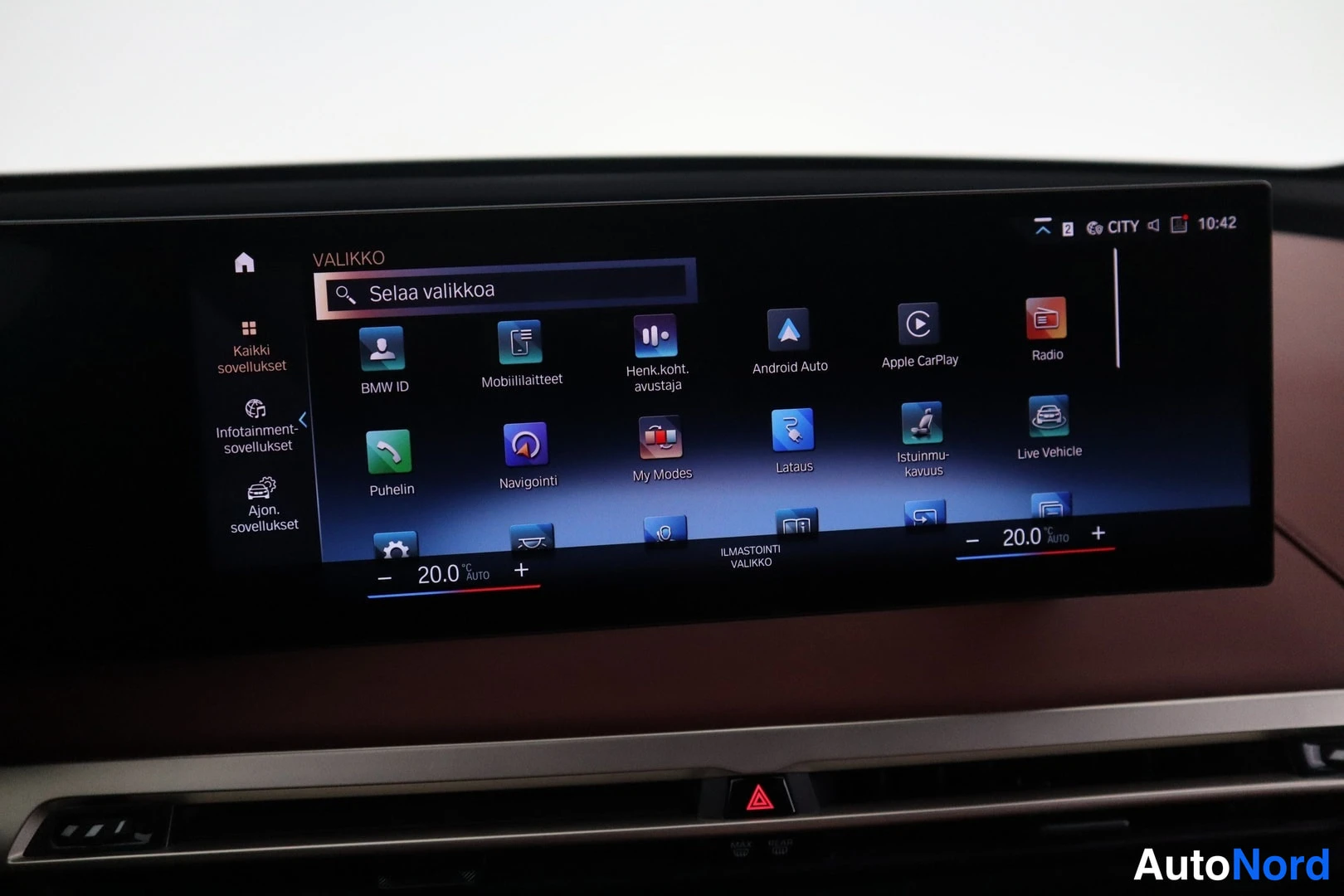 Yksityiskohta: Auton kesk näytön valikko näkyy sovelluksilla kuten Android Auto ja Apple CarPlay.