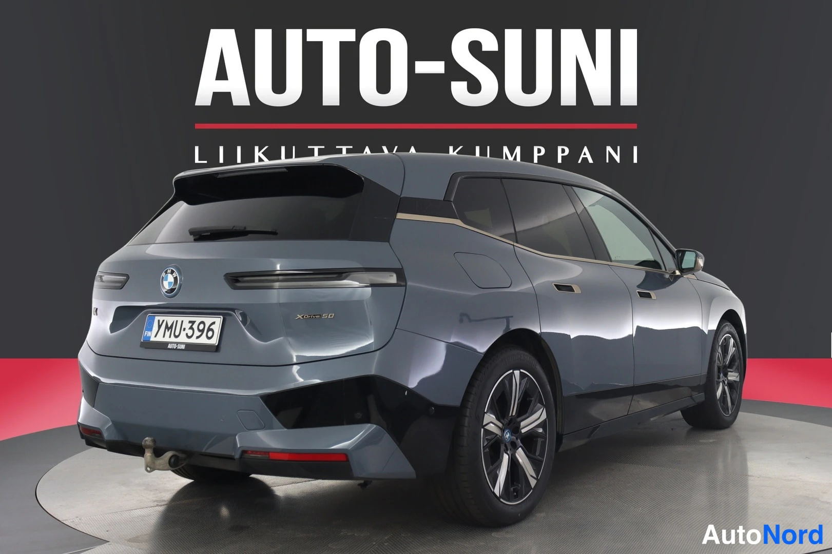 Takaa: BMW iX 2022 autoprojektiilissa takaa vasemmalta kuvattuna, rekisterikilpi