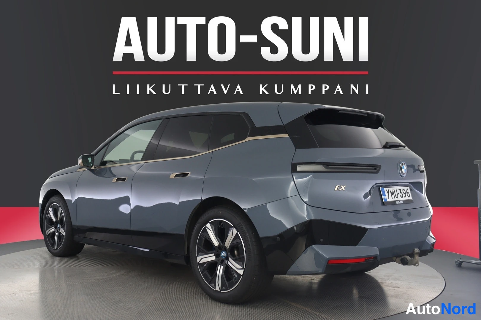 Takaviisto: BMW iX 2022 autoprojektiilissa takaa oikealta kuvattuna