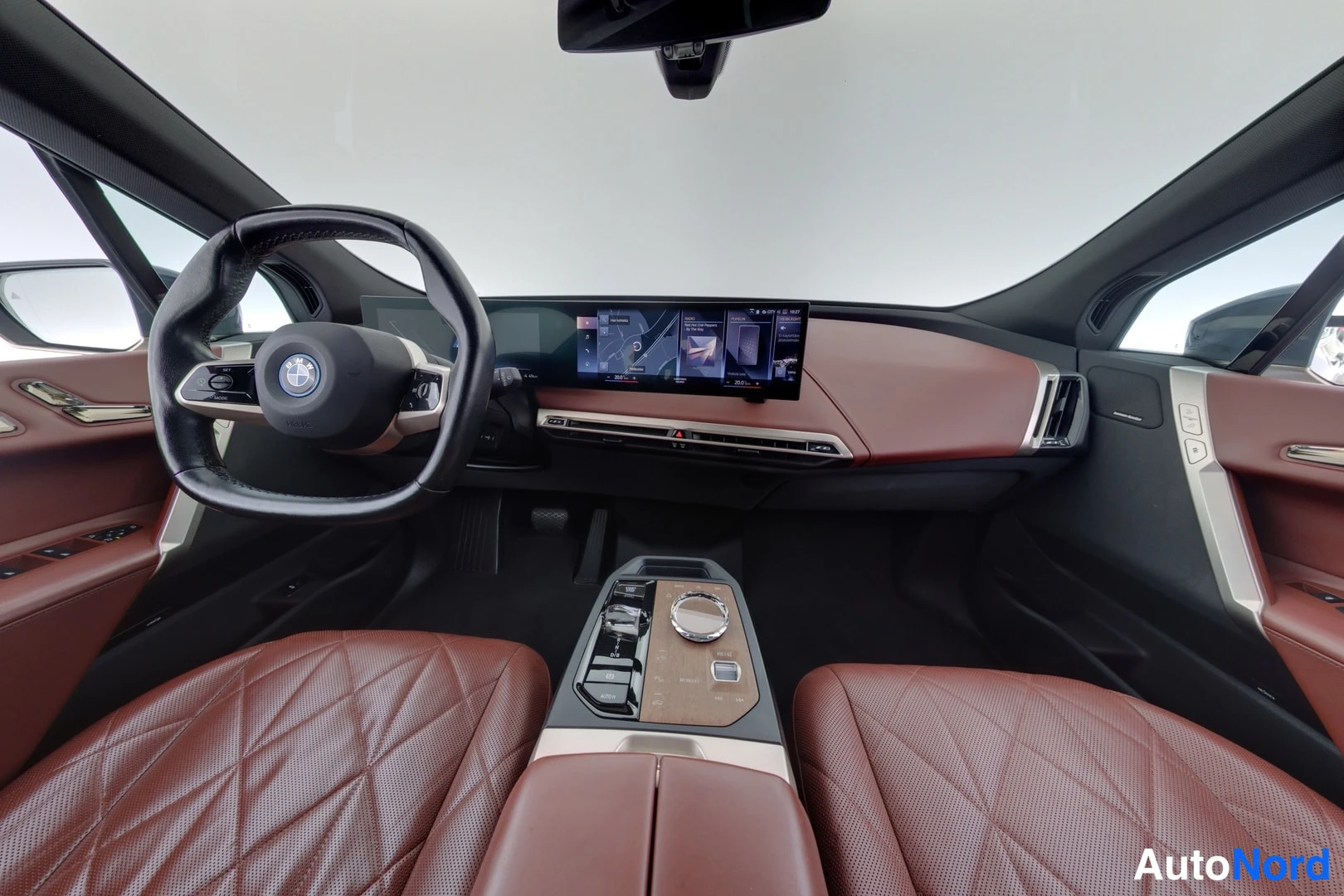 Ohjaamo: Interior view showing a brown leather dashboard, steering wheel and front seats.