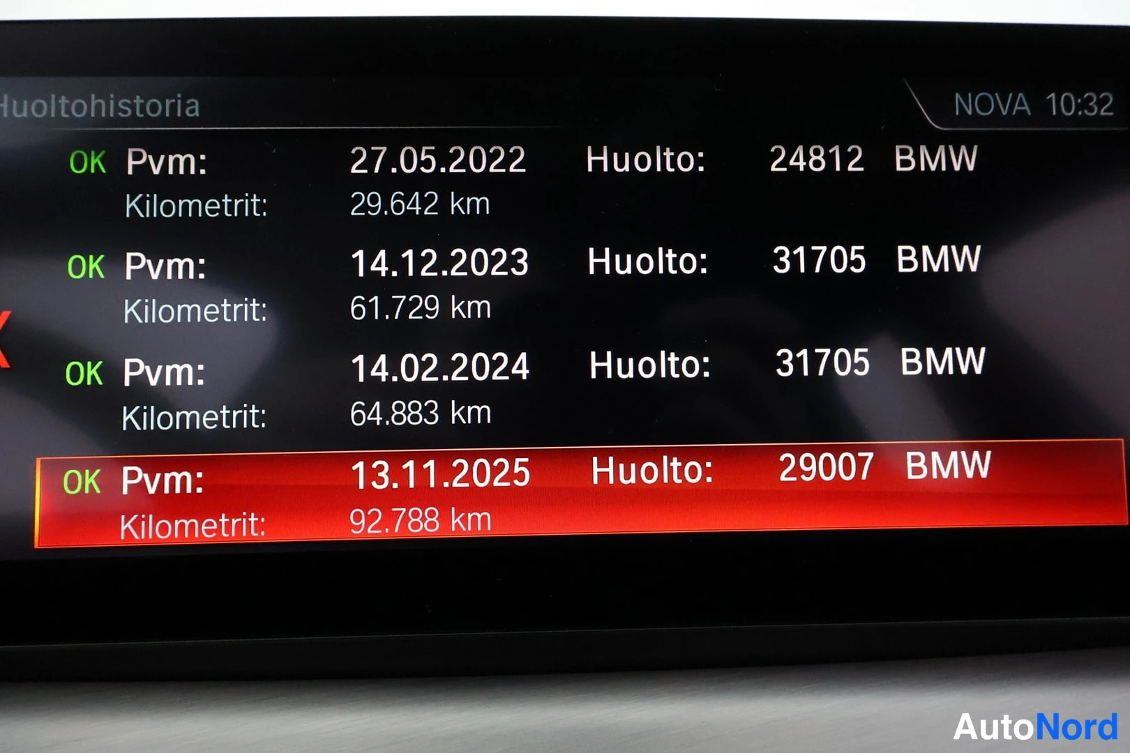 Yksityiskohta: Auton näytön huoltohistoria: neljä huoltoa, uusin 13.11.2025 lukemalla 92.788 km.