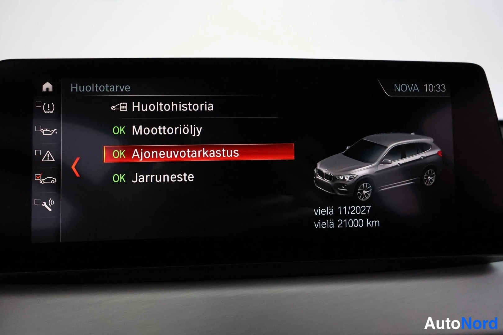 Yksityiskohta: Auton näytön huoltotarve -valikko, ajoneuvotarkastus valittuna, voimassa 11/2027 asti ja 21.000 km.