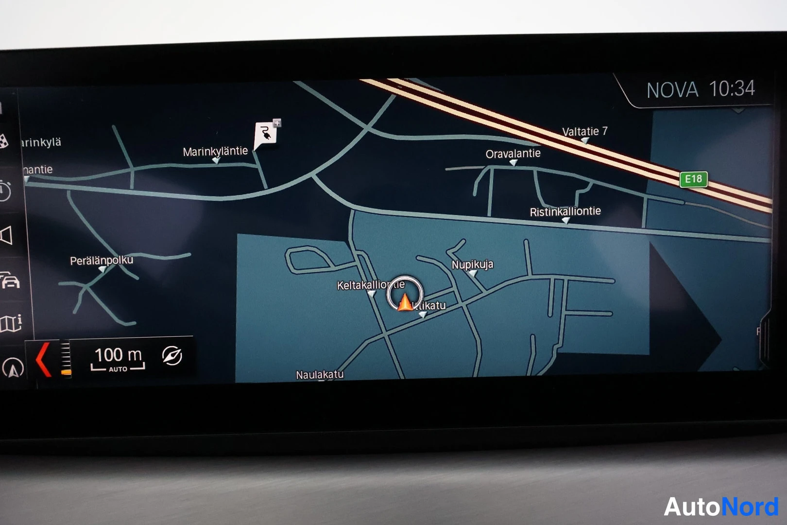 Ohjaamo: Dashboard display showing a map navigation interface with street names such as Keltakalliontie and Noulakatu.