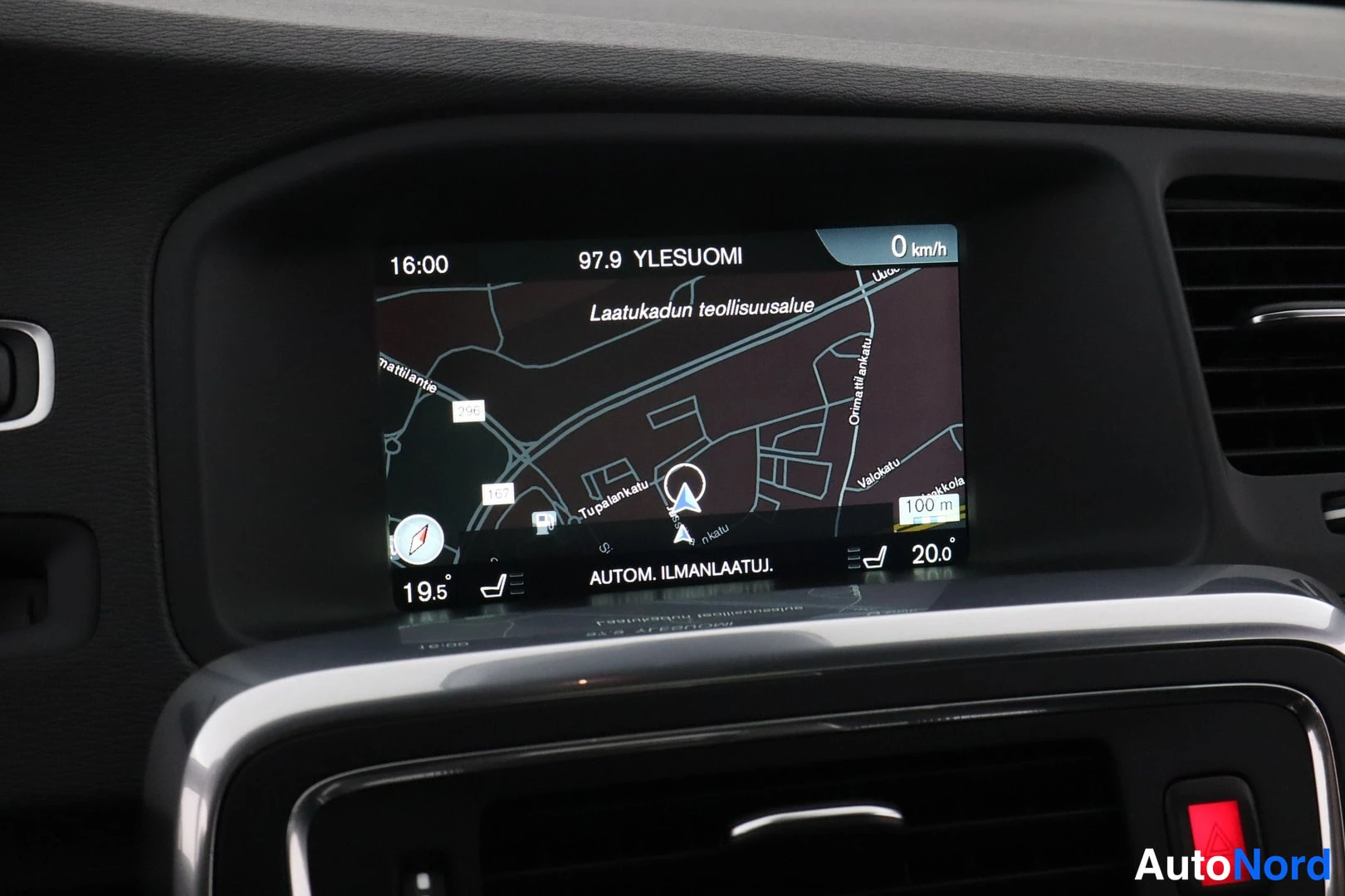 Yksityiskohta: Navigation display screen showing Finnish map with route guidance and station name YLESUOMI at 97.9 MHz