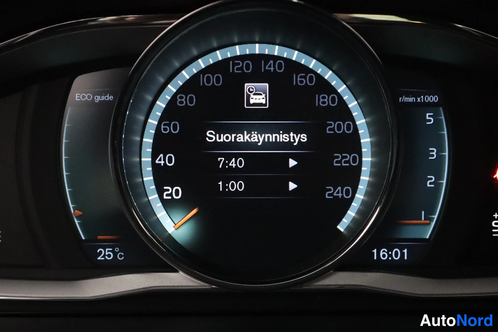 Muu: Mittariston näyttö, jossa teksti Suorakäynnistys, kello 7:40 ja 1:00, ulkolämpötila 25 °C ja kellonaika 16:01.