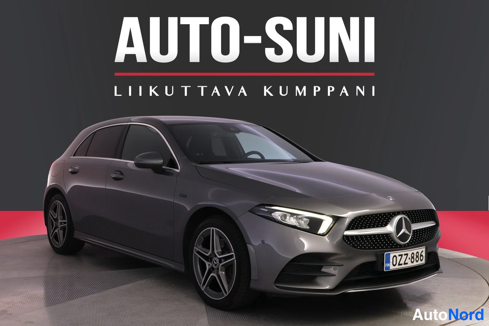 Etuviisto, nokka oikealle: Harmaa Mercedes-Benz A-luokan farmarihatchback etukulmasta, rekisteritunnus.