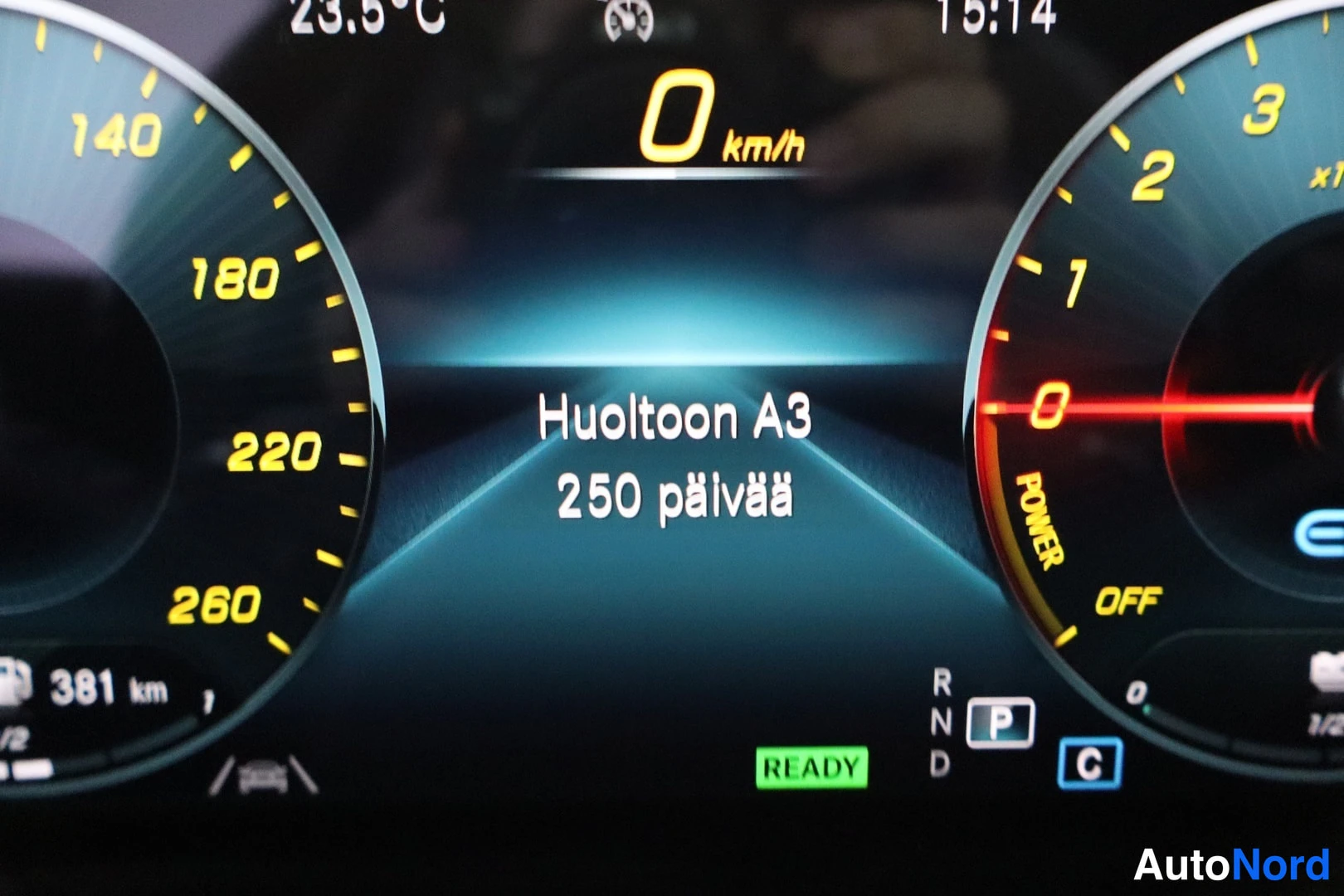 Yksityiskohta: Digitaalinen mittaristo: nopeus 0 km/h, huoltomuistutus 'Huoltoon A3 250 päivää' sekä 381 km:n ajorivin näyttö.