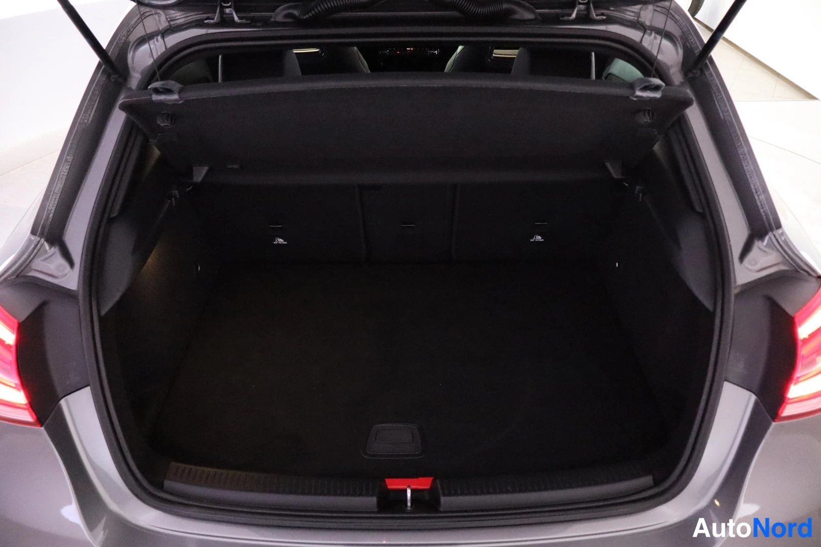 Muu: Mercedes-Benz A:n avattu tavaratila tyhjänä.