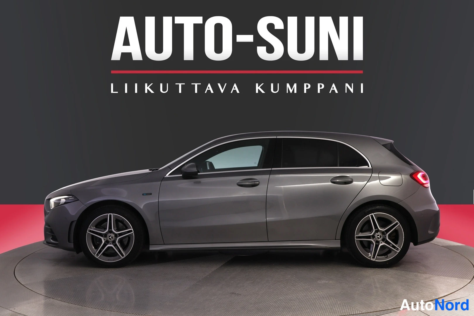 Sivulta: Auton sivuprofiili näkyy kuvassa, viistosti etu- ja takaa kohtaan