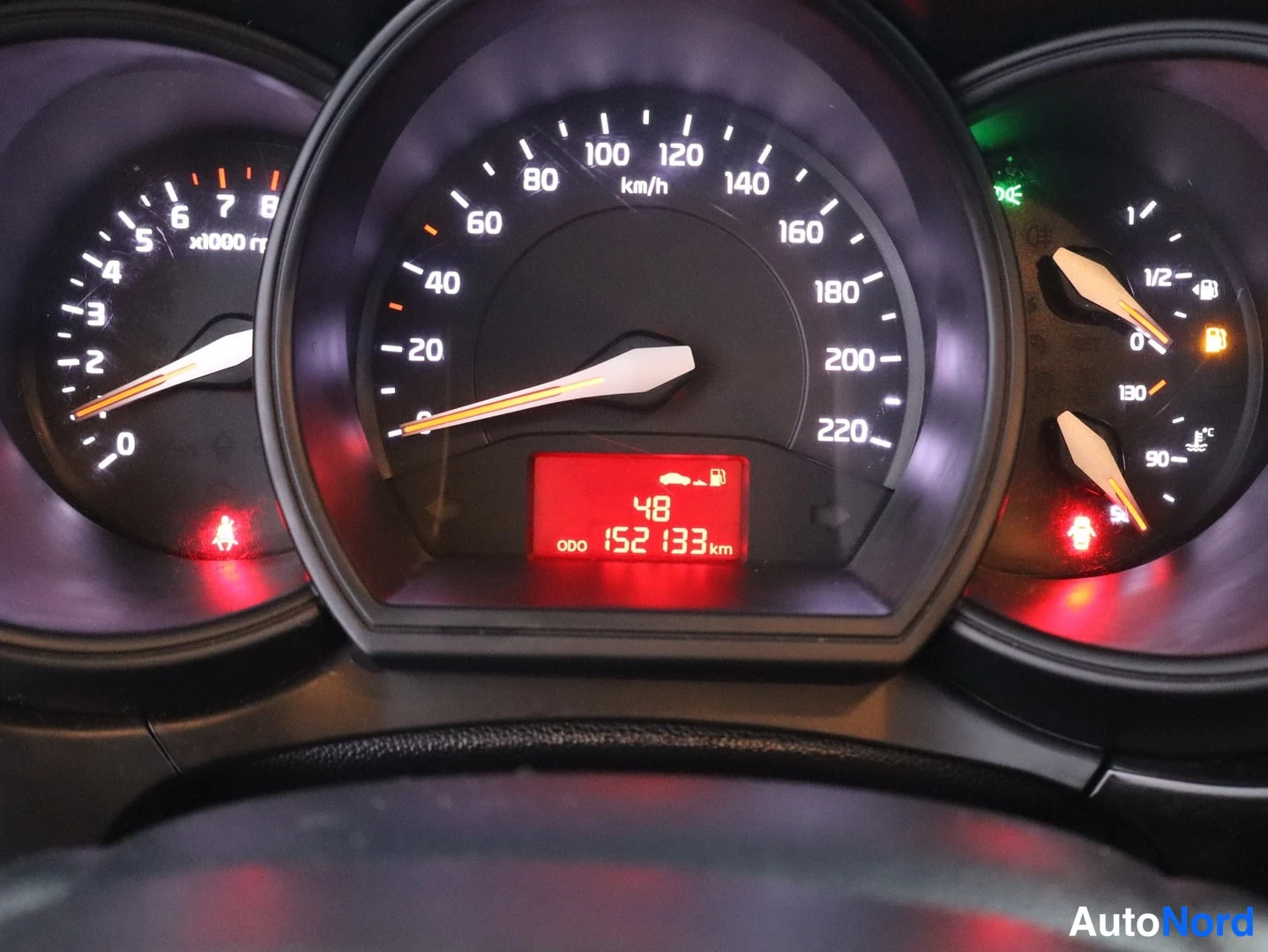 Muu: Kia Rio -henkilöauton kojelauta, jossa analoginen nopeusmittari (0–220 km/h), kierrosmittari, polttoaine- ja lämpömittarit sekä punainen nestekidenäyttö, joka n
