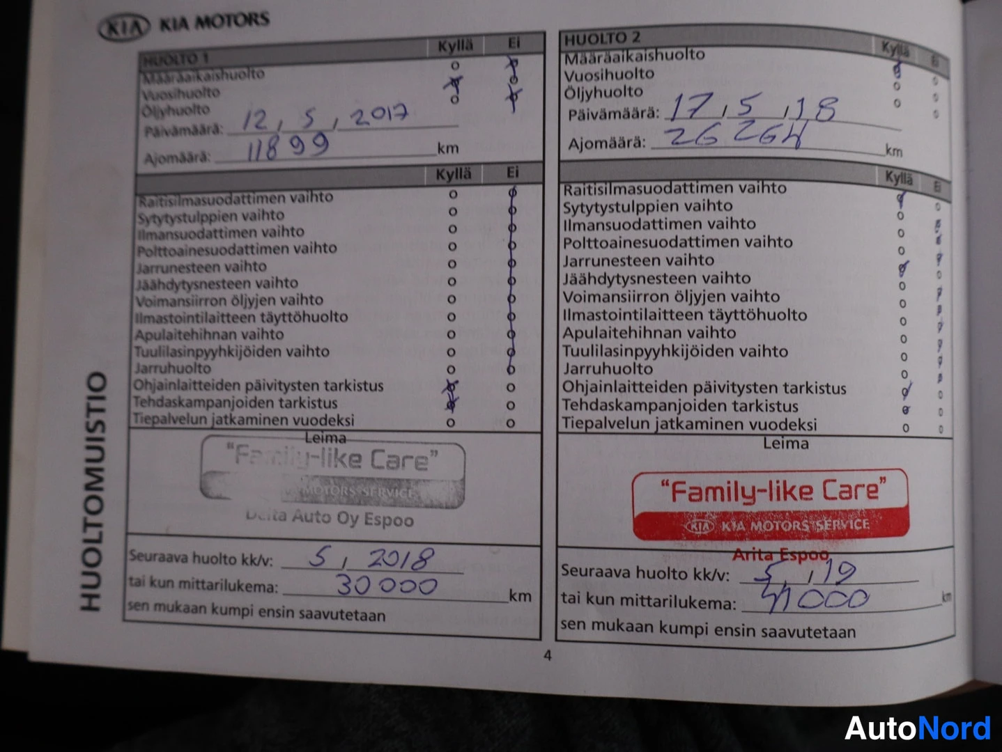 Asiakirja: Kia-huoltokirjan sivu 4 huoltomuistioineen: huollot 12.5.2017 (11 899 km) ja 17.5.2018 (26 264 km), Delta Auto Oy Espoon ja Aritan Espoon leimat.