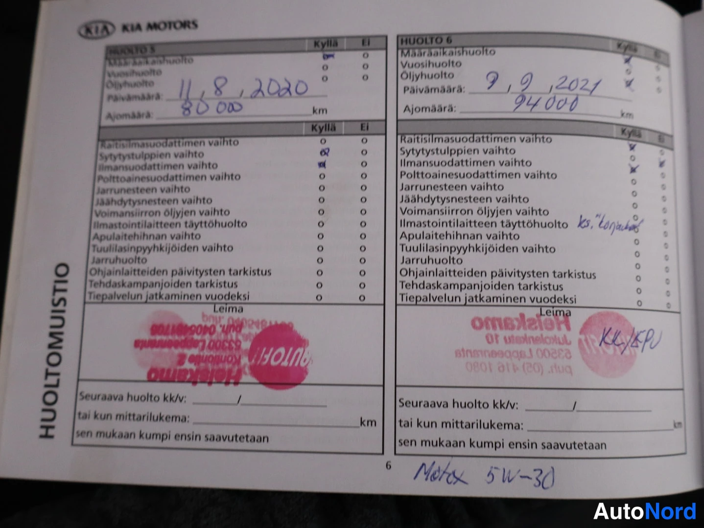 Muu: Kia-huoltokirjan sivu 6, huolto 3 ja huolto 6 täytettyinä, päivämäärät 11.8.2020 ja 9.9.2021, ajomäärät 80 000 km ja 94 000 km, leimat ja käsin kirjoitetut merk