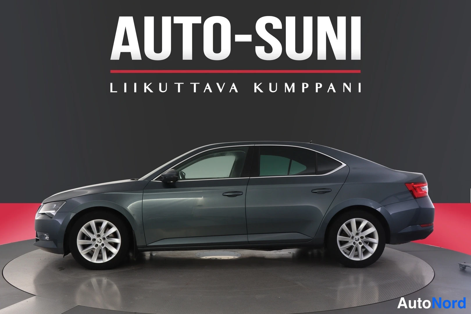 Sivulta: Auto esitelly kuvassa oikealle kääntyvässä kulmassa