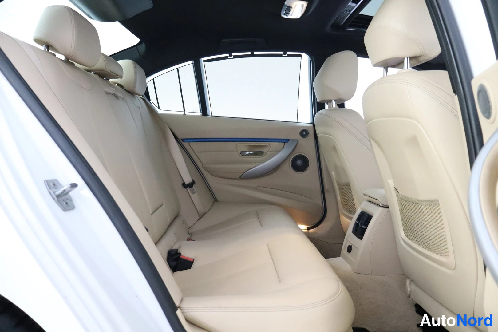 Valkoinen BMW 330e 2017, kuva 29