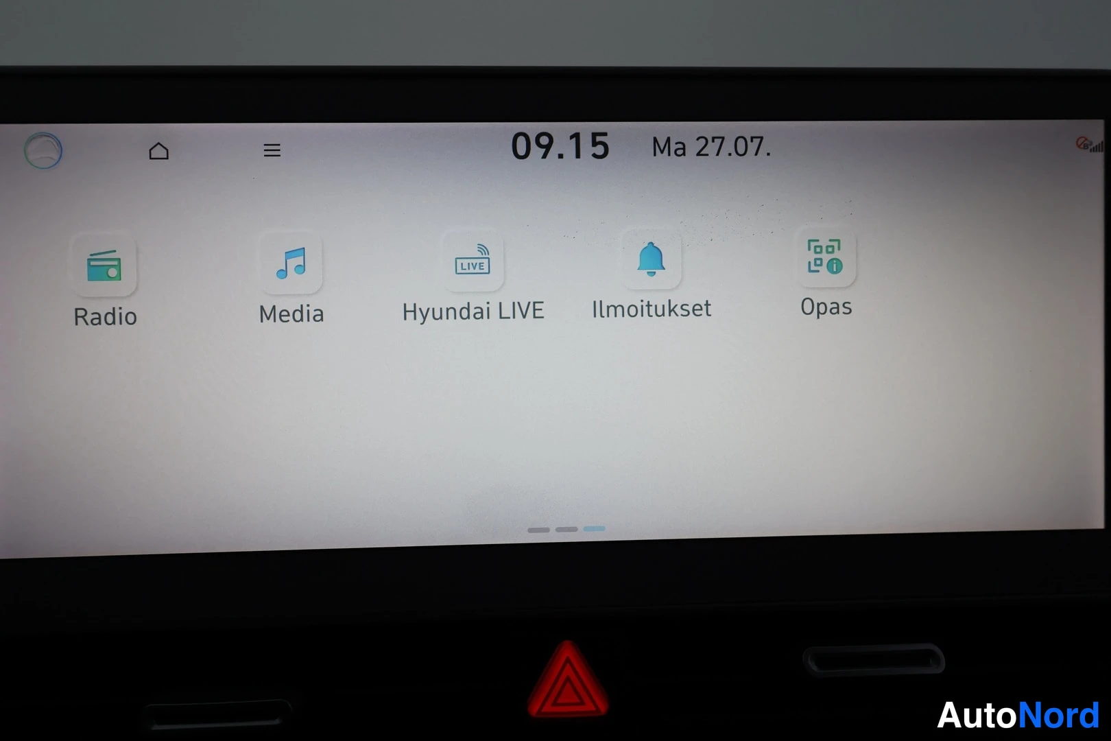 Yksityiskohta: Car infotainment touchscreen showing media and connectivity app pages including Radio, Media, Hyundai LIVE, notifications (Ilmoitukset) and Opas. Time 09.15 and