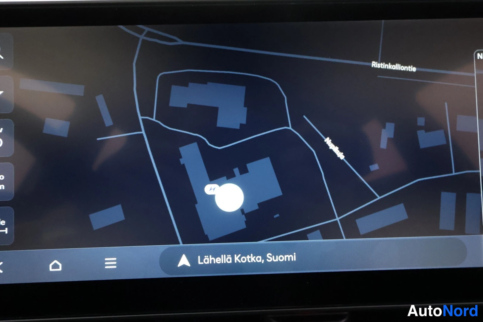 Ohjaamo: Navigation map on the infotainment screen showing nearby streets including Ristinkallontie and Napolantie.