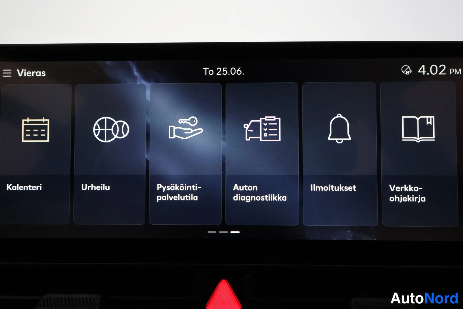 Ohjaamo: Toinen sivu keskiosan kosketusnäytöstä: Kalenteri (calendar), Urheilu (sports), Pysäköintipalvelutila (parking services), Auton diagnostiikka (car diagnostics),
