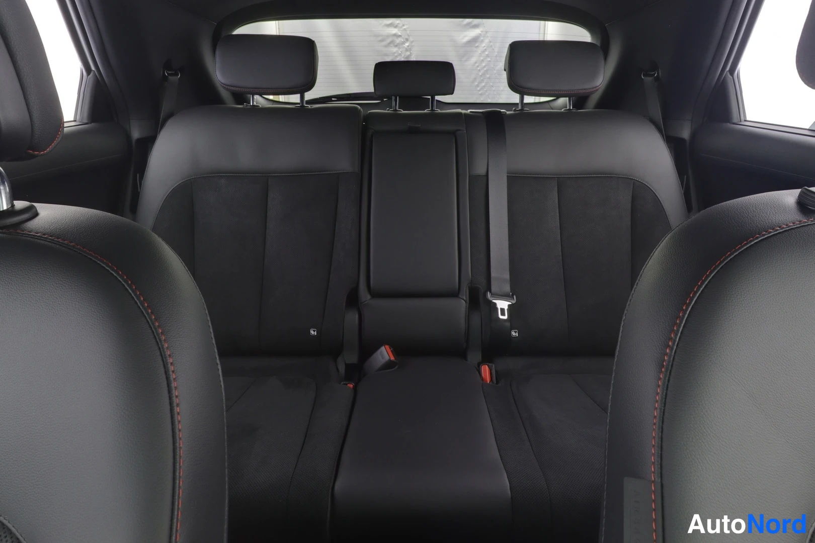 Takaistuimet: Rear bench seat area with three headrests visible