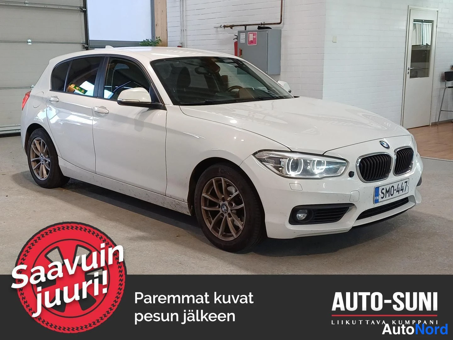 Etuviisto, nokka oikealle: Valkoinen kaksivärinen BMW-malli näkyvissä etu- ja vasemmassa sivussa sisätiloissa. LED-ajovalot päällä, sateenvarjostin ja alumiinihalkeilut ovat näkyvi