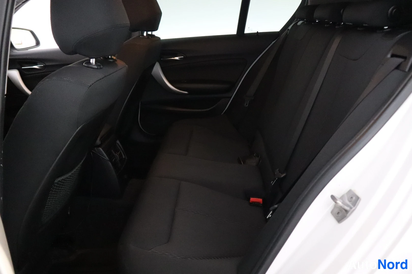 Valkoinen BMW 118i 2018, kuva 11