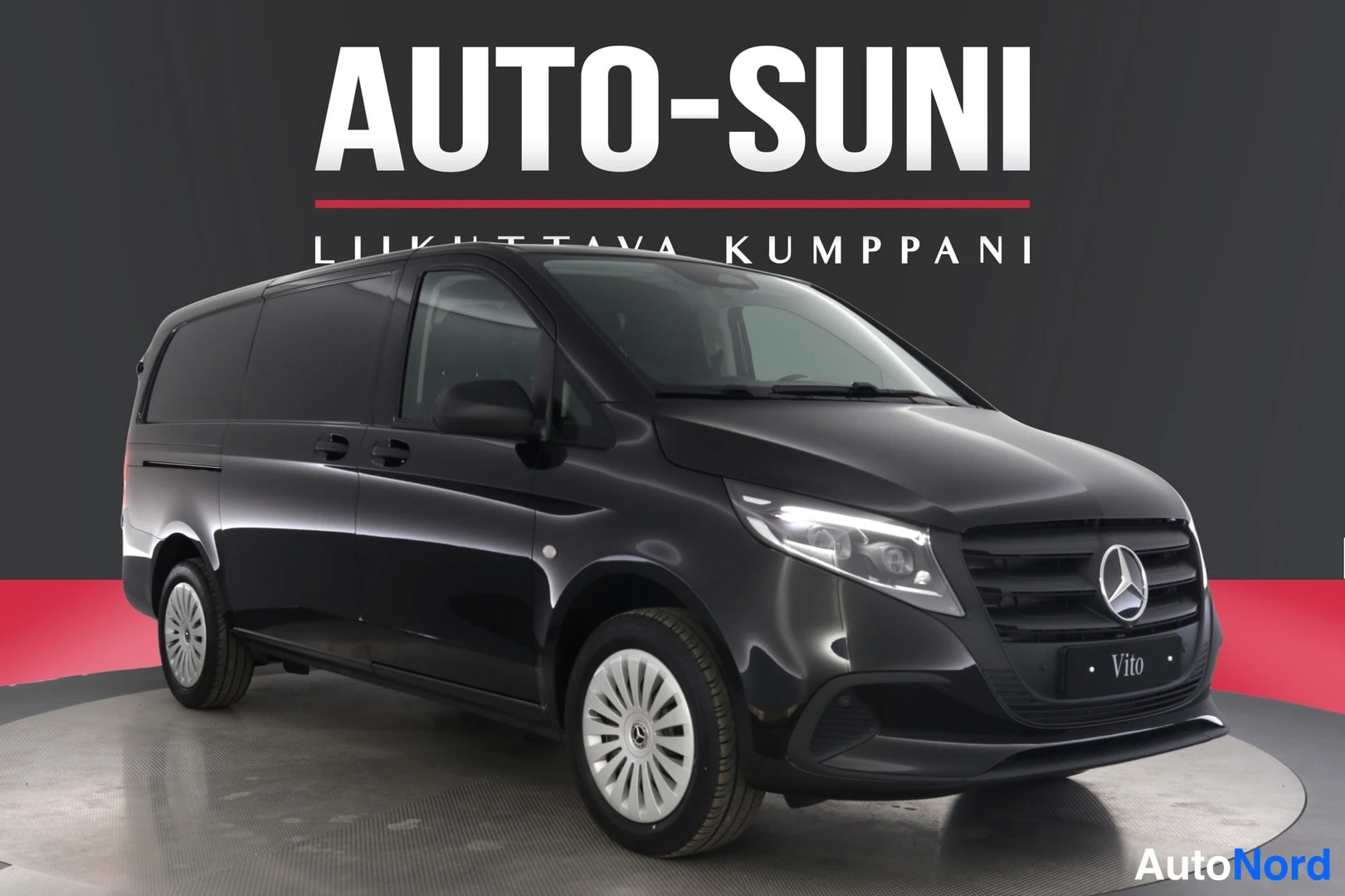 Etuviisto, nokka oikealle: Kuvassa näkyy Mustan Mercedes-Benz Viton etu- ja oikea sivunäkymä. Auton keulalla on merkki-ilmaisin ja mallinimi 'Vito' etupuskurissa. Renkaat ovat hope