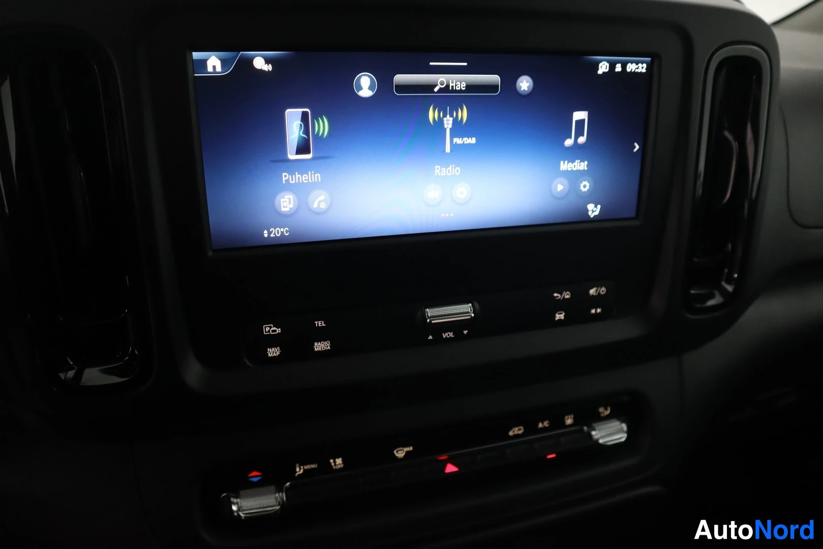 Ohjaamo: The central console features a large touchscreen display with icons for Phone (Puhelin) and Media (Mediat). Below the screen, physical buttons are present for T