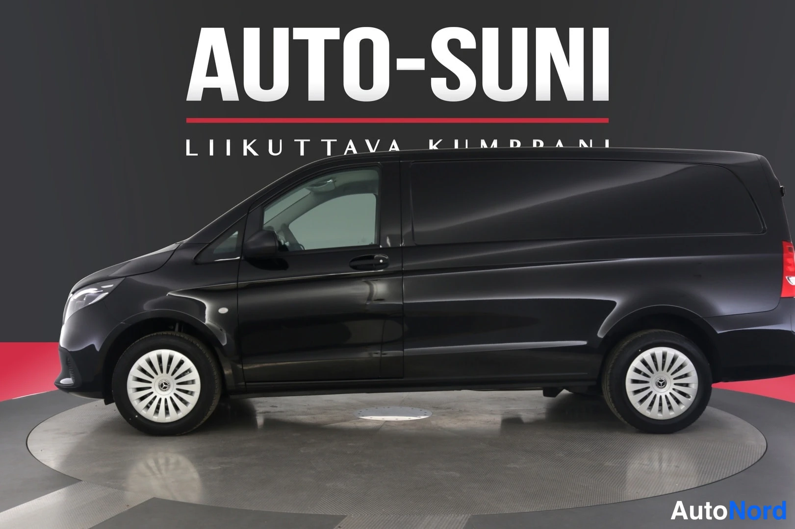 Sivulta: Mustan pakettiauton sivukuva studio-olosuhteissa.