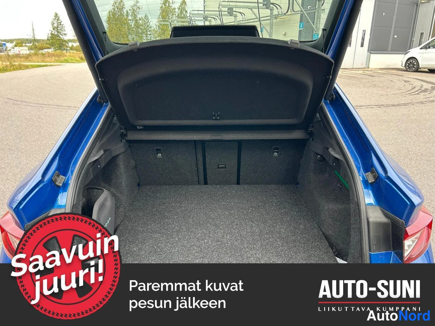 Tavaratila: Takalaukun avautuminen osoittamassa tilavaa sisustaa ja katkottavaa varjopintaa.