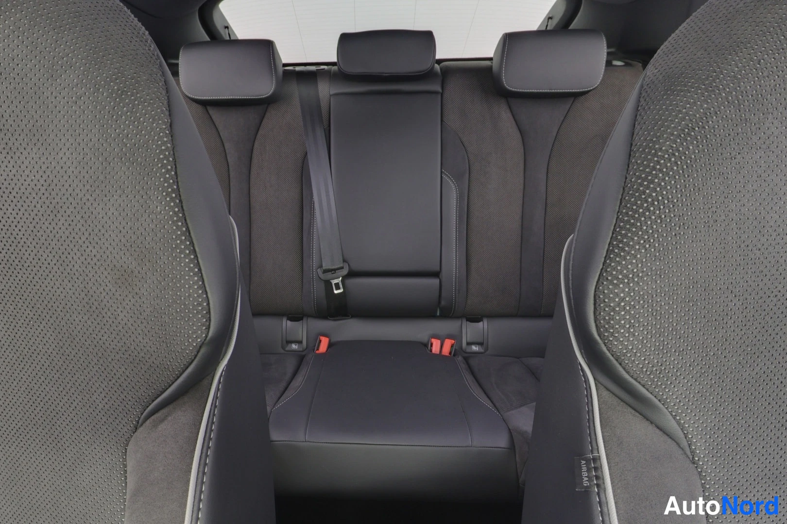 Sininen Skoda Enyaq 2026, takaistuimet, kuva 11