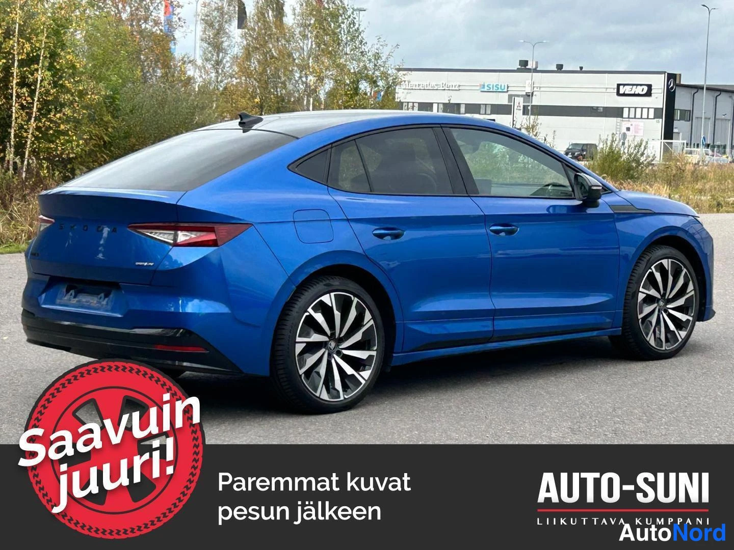 Takaviisto: Sininen Škoda Enyaq Coupé kuvattuna takaviistosta, takaosa vasemmalla; näkyvissä takaluukun ŠKODA-teksti, takavalojen reunat ja tumma takapuskurin alaosa. Reuna
