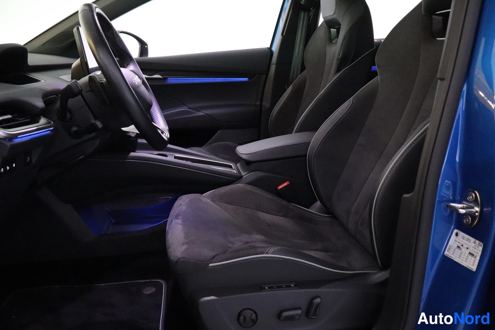 Sininen Skoda Enyaq 2026, ohjaamo, kuva 9