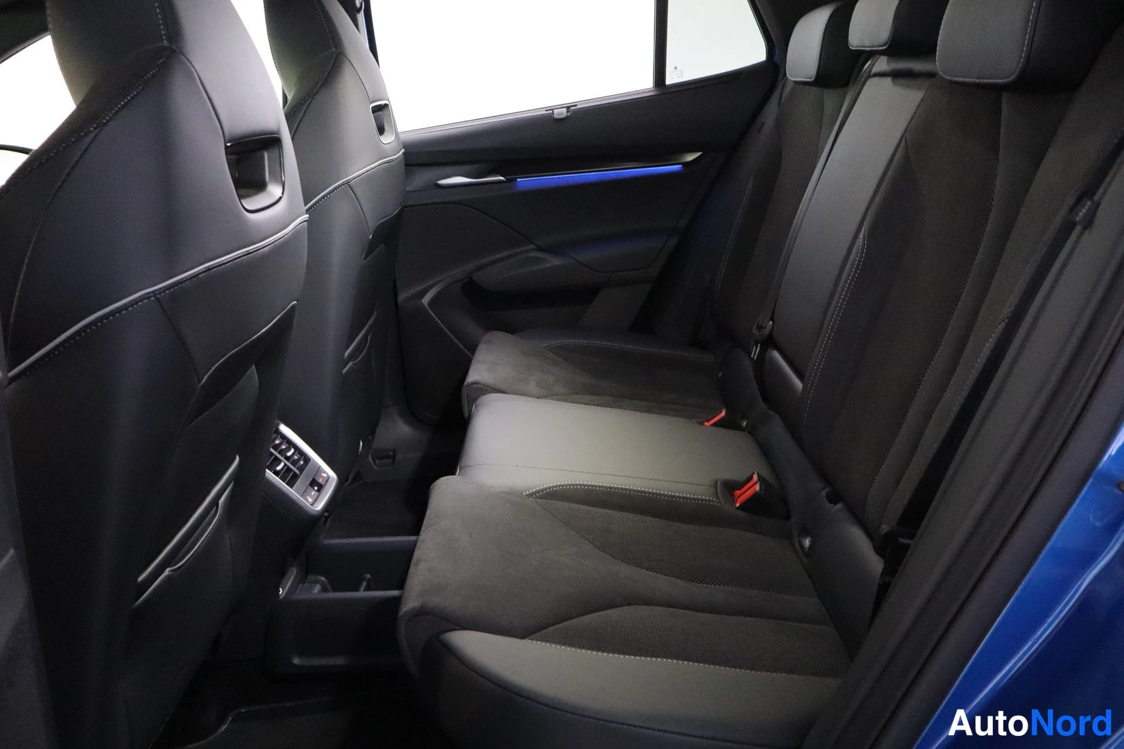 Sininen Skoda Enyaq 2026, takaistuimet, kuva 12
