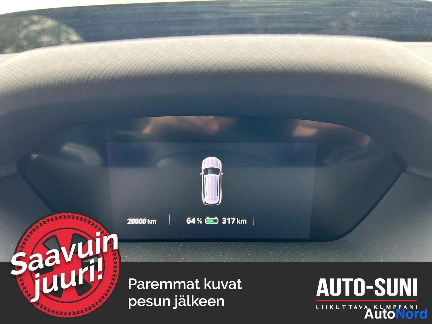 Ohjaamo: Dashboard infotainment screen displaying vehicle status: 28600 km, battery level at 64%, and remaining range of 317 km. A graphical representation of the car is