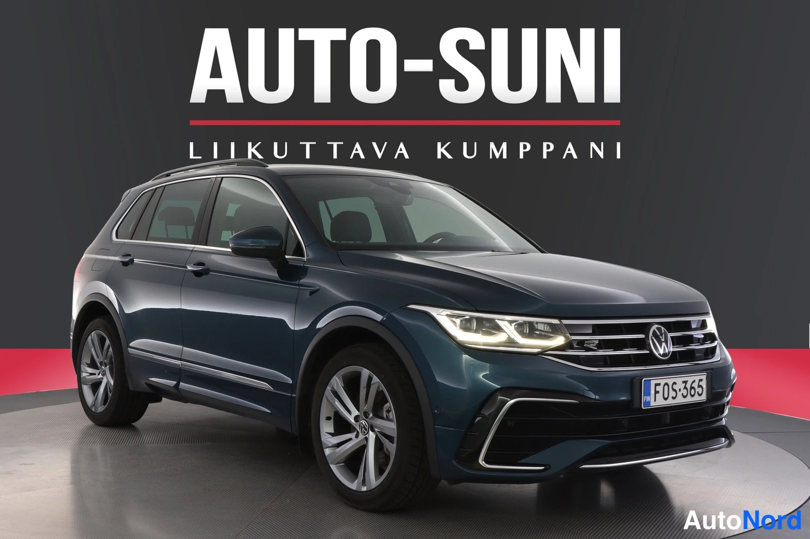 Etuviisto, nokka oikealle: Etuväylässä ja vasen sivu näkyvissä tumman sinisen Volkswagenin edessä.