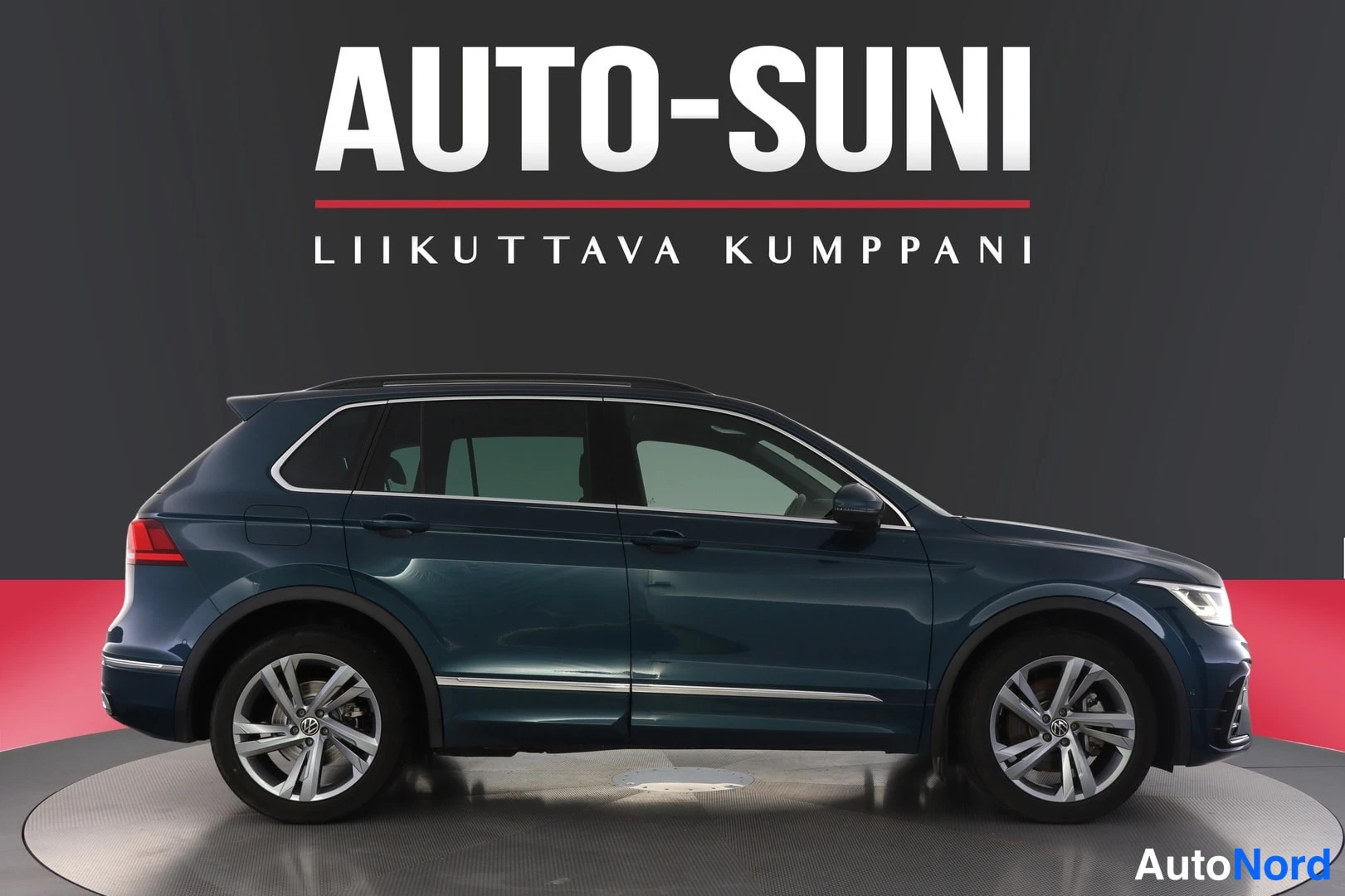 Sivulta: Vasen kylki profiilikuva, joka näyttää auton rungon, ovenkäsikirjojen ja renkaat.