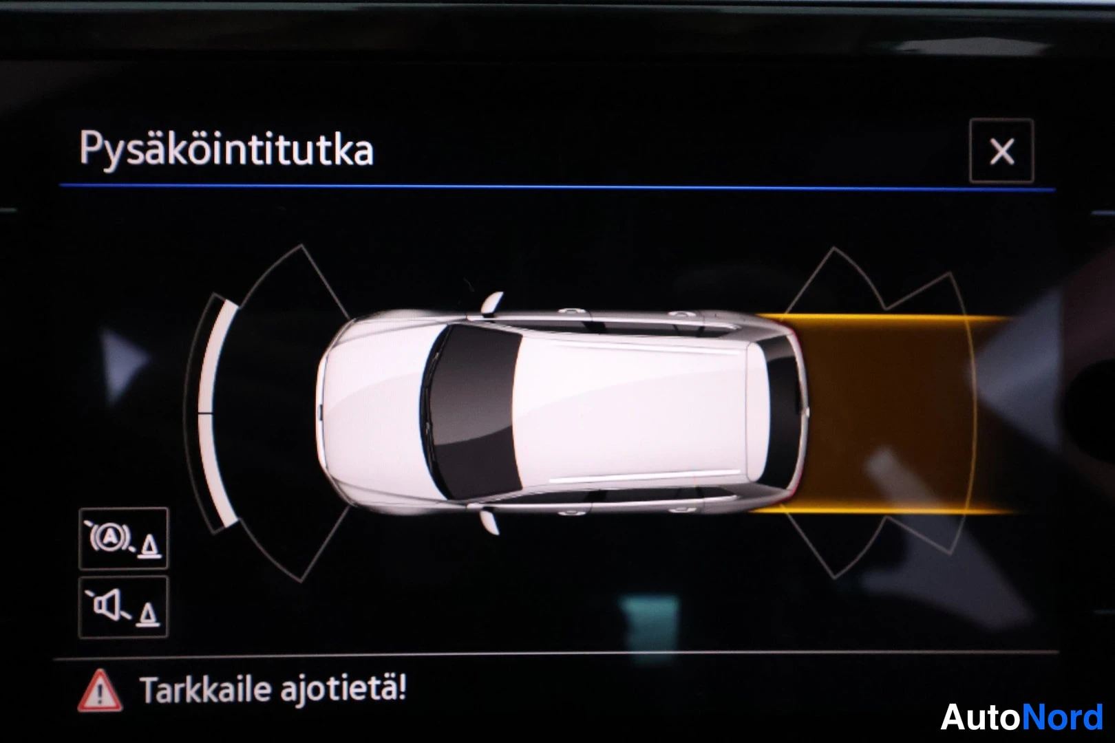 Muu: Auton navigointinäkymä ruudulla. Ruutua hallitaan kosketuseleillä.