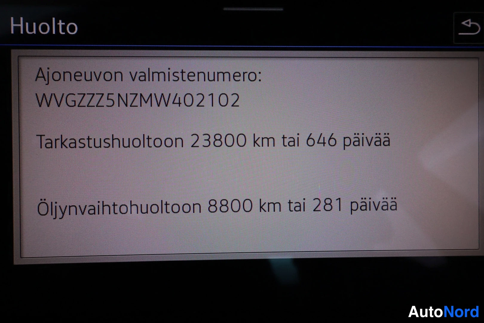 Asiakirja: Viestikehysruutu autosta. Sisältää auton valmistenumeron ja huoltovälit.
